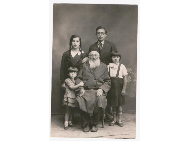 סבא ישראל זקוסקי עם הנכדים 1935